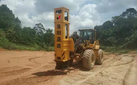 什么是裝載機(jī)沖擊壓路機(jī)？鏟車?yán)臎_擊碾壓機(jī)型號(hào)有哪些？